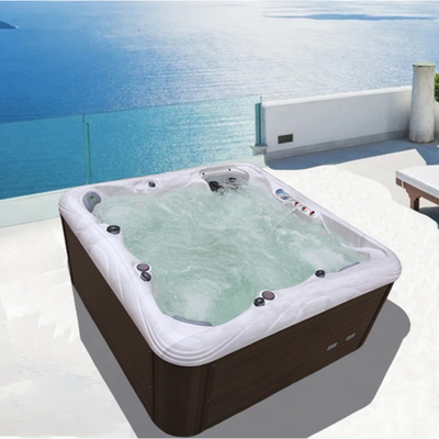 Spaziosa vasca idromassaggio idromassaggio per 6 persone per il massimo relax