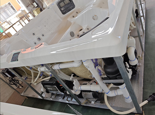 Rilassati con il comfort di una vasca idromassaggio per 8 persone con 73 jet di copertura e 16 di aria.